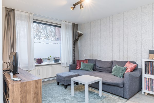 Foto - Te koop: Op goede, rustige en centrale locatie in Eikenderveld gelegen instapklare tussenwoning met 2 slaapkamers, berging op de begane grond en een dakterras. 